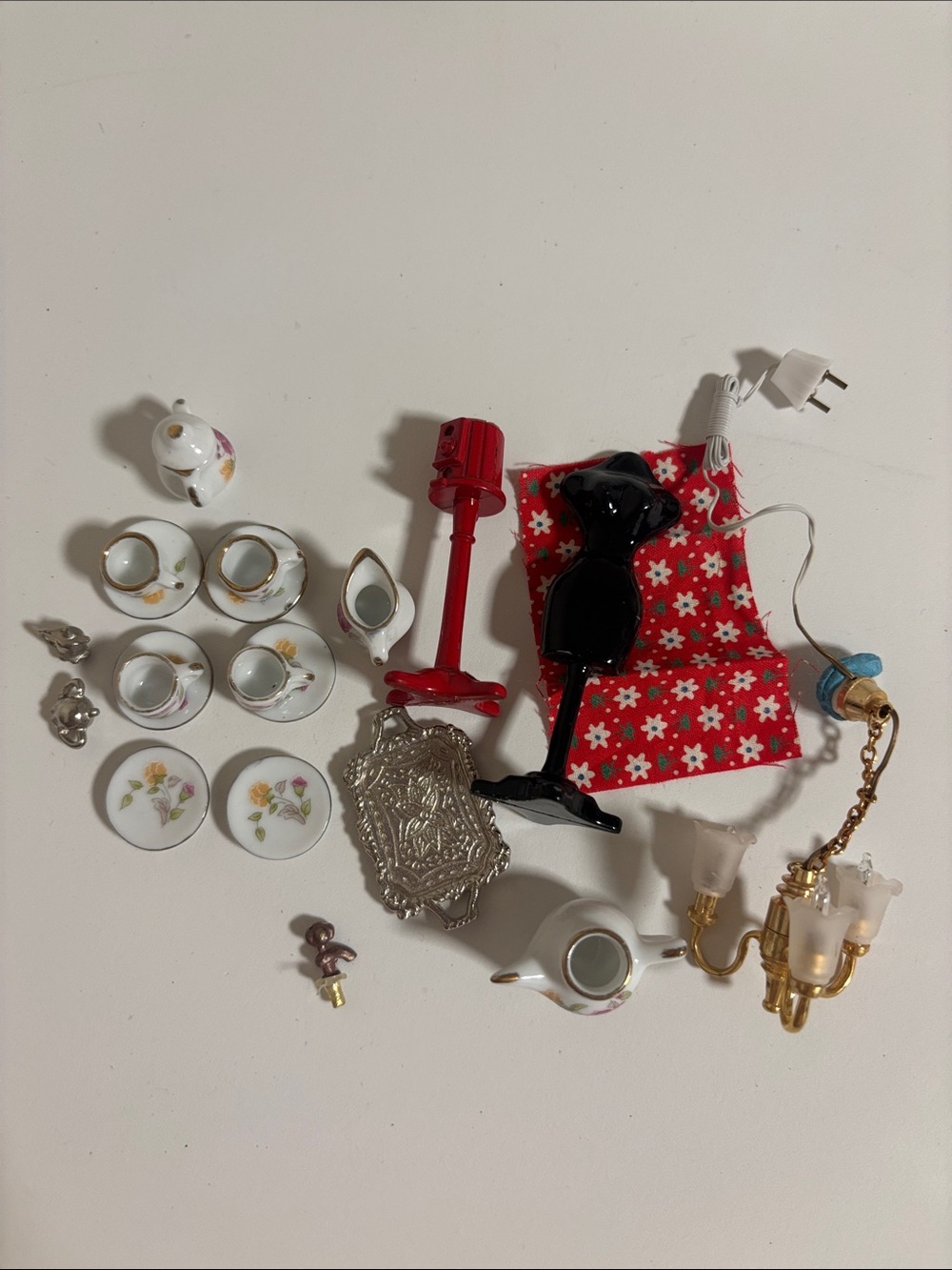 Miscellaneous dollhouse accessories